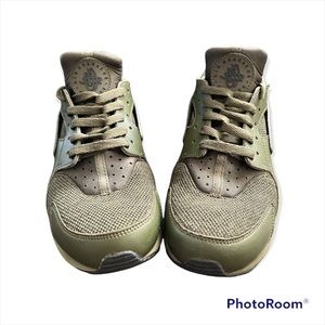 Nike Air Huarache Army Green Men Size 9.5 Previously loved Great Condition